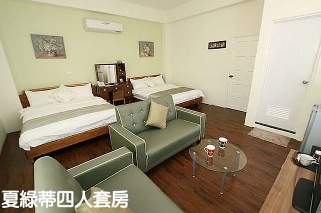 Small Castle Downtown Bed and Breakfast-Quad room (not pick the room)-1