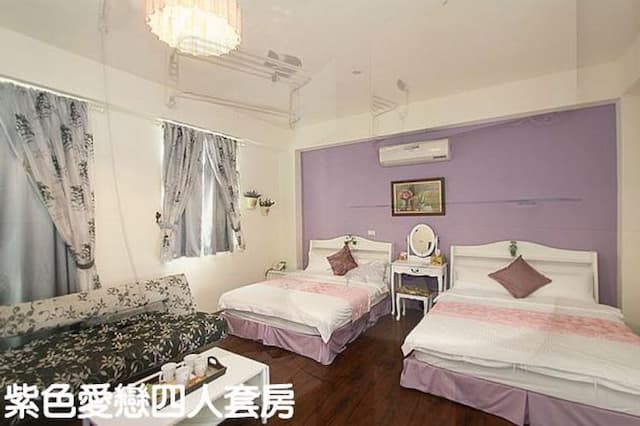 Small Castle Downtown Bed and Breakfast-Quad room (not pick the room)-8