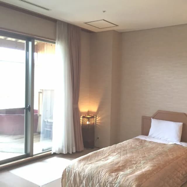 [New Western room with open-air bath] New Western room with open-air bath