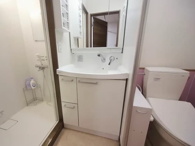 シャワー・洗面・トイレ（交代でご利用下さい）