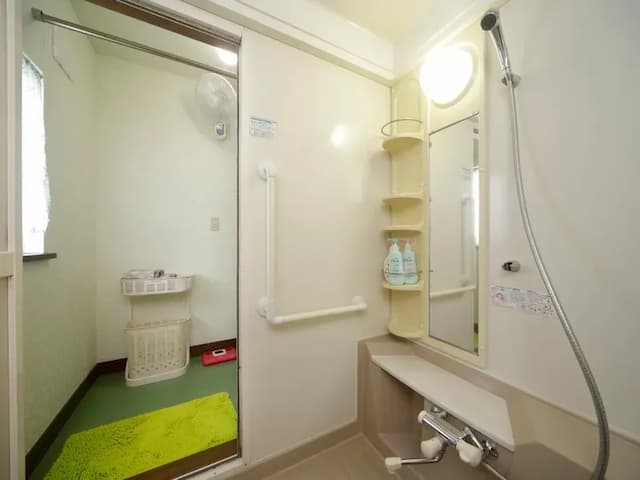 共用バスルームは浴槽も備わっています