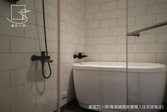 Slow Town Hotel-Konkai-Standard Quadruple Room with Bathtub-13