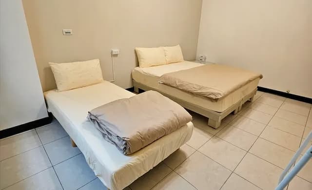 南島旅宿-3人雅房(衛浴共用) (一單人床及一大床)-2