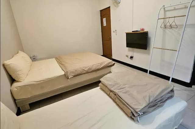 南島旅宿-3人雅房(衛浴共用) (一單人床及一大床)-1