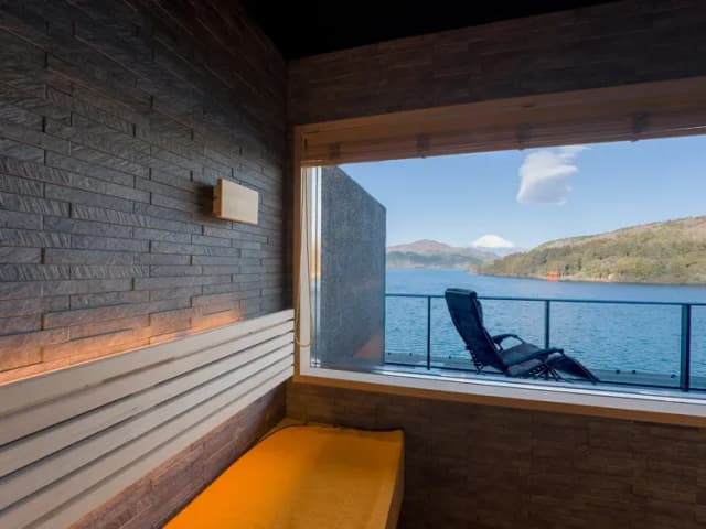 【レイクビューサウナ】芦ノ湖を一望できる高温サウナ