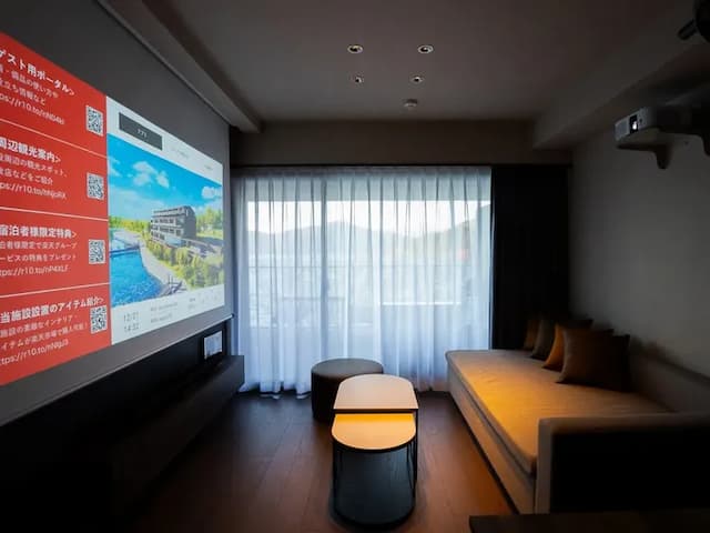 【リビング】ワイドスクリーンで迫力映像を楽しむことも。