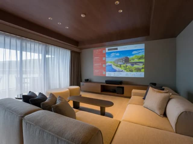 【リビングルーム】ゆったりとくつろげる大きなソファで団らんを