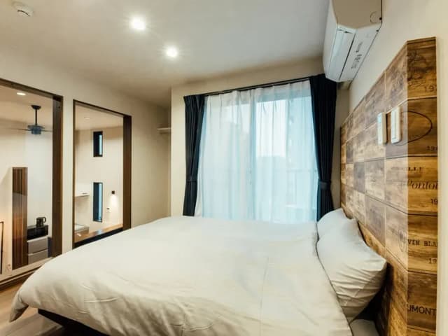 ダブルベッド(寝室①)