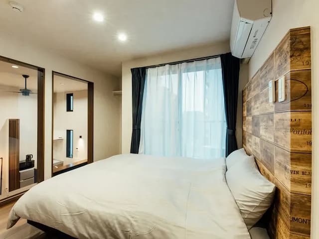 ダブルベッド(寝室①)