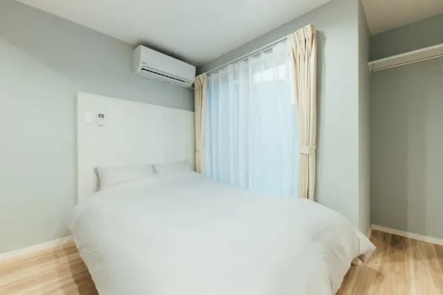 ダブルベッド(寝室①)