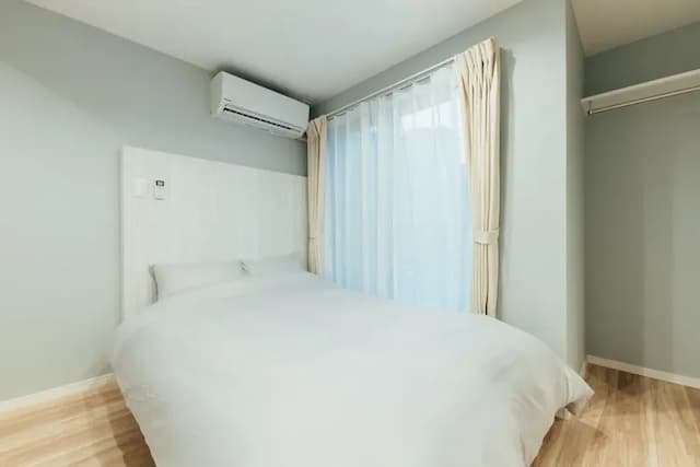 ダブルベッド(寝室①)