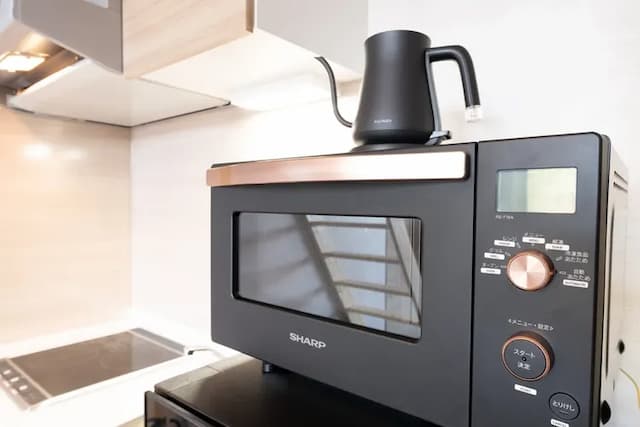 オーブン機能付きの電子レンジがございます。※オーブントースタではありません。