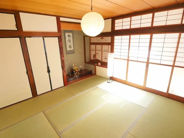 障子の奥に明るい縁側のある広い和室