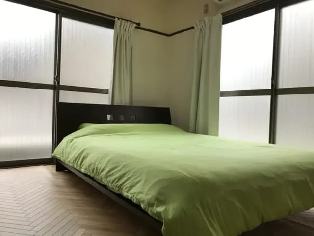 2面窓の明るい洋室