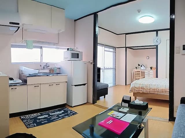 ・【403号室/ダイニングキッチン】家電、キッチン用品、食器、タオルなど生活必需品を揃えています