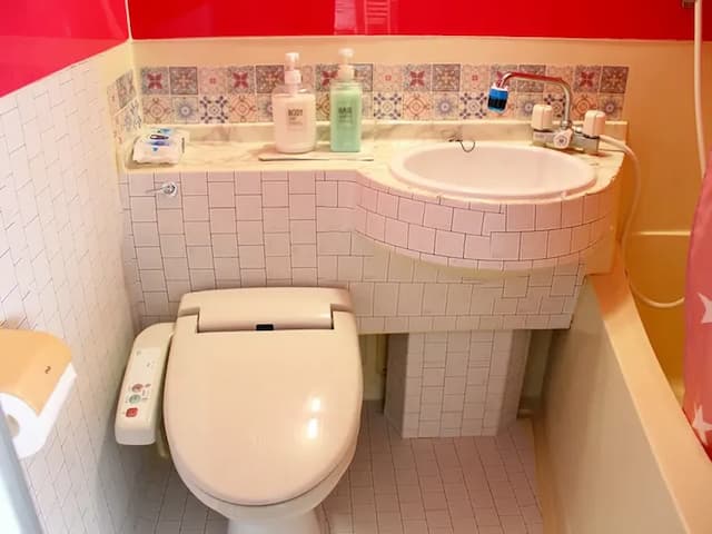 ・【403号室/バスルーム】洗浄機能付きトイレと、ボディソープやシャンプー完備のユニットバス