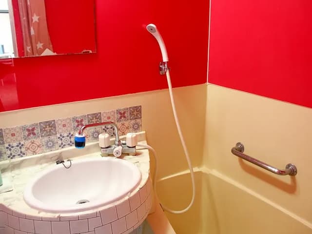 ・【403号室/バスルーム】バス・洗面・トイレ一体型のコンパクトな水回り