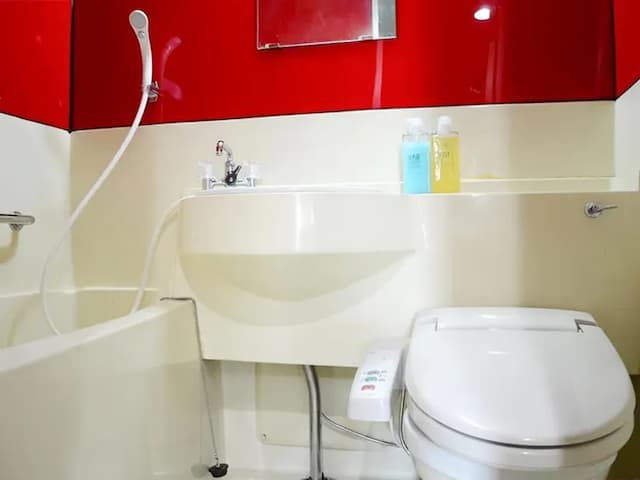 ・【301号室/バスルーム】バス・洗面・トイレ一体型で、コンパクトな空間に機能的に配置