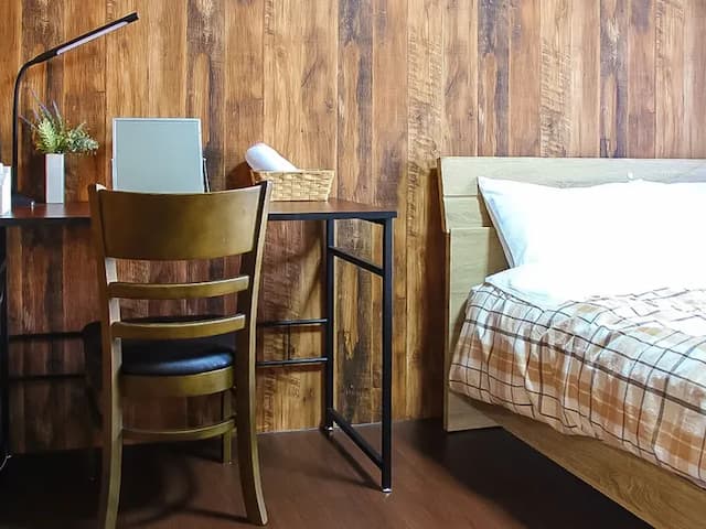 ・【301号室/ベッドルーム】　デスクと化粧鏡付き