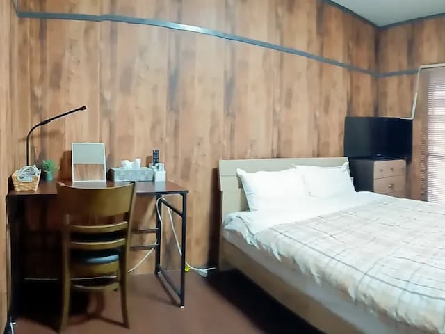 ・【301号室/ベッドルーム】いつでも身だしなみを整えられる快適空間