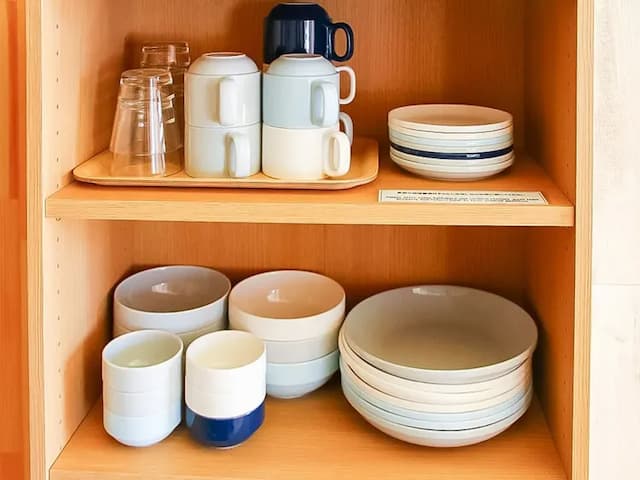 ・お皿＆コップ　各客室にてご用意しております。