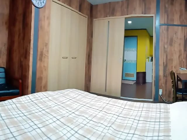 ・【301号室/ベッドルーム】収納充実！快適なベッドとパーソナルチェアで至福の時を