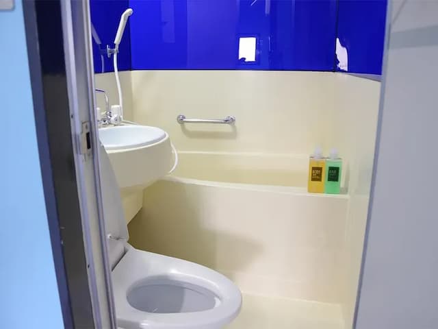 ・【402号室/バスルーム】水回りをまとめて配置したユニットバス。効率的な空間を実現