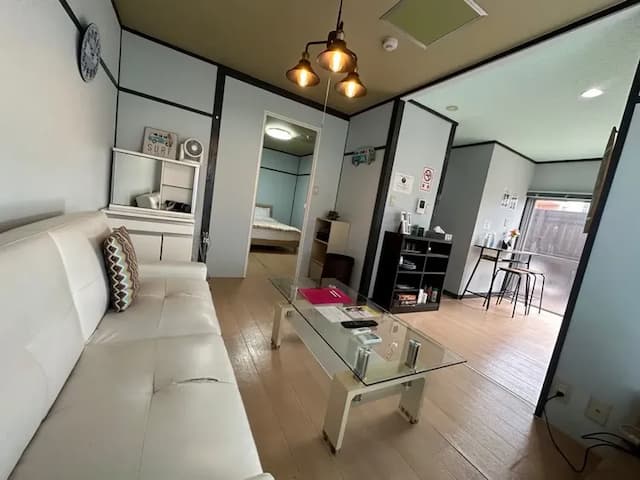 ・【401号室/リビング】ダイニングキッチンと繋がっているので、みんなで料理しながら会話も楽しめます