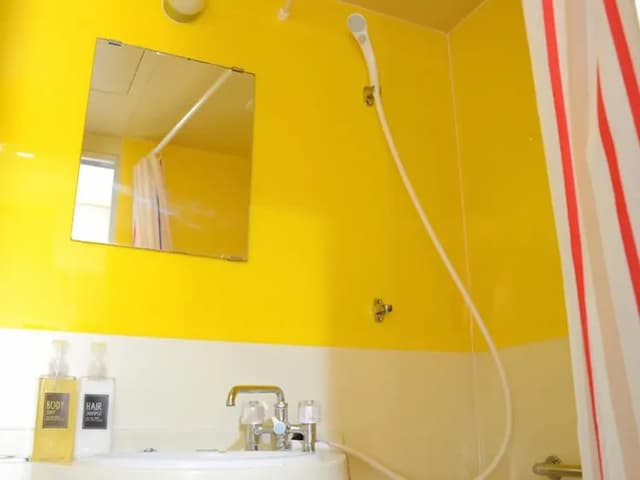 ・【303号室/バスルーム】滞在を快適に。ボディソープとシャンプーをご用意しています