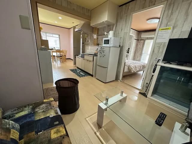 ・【303号室/リビング】ダイニングと合わせてテーブルが2つあるので、大人数でお食事ができます