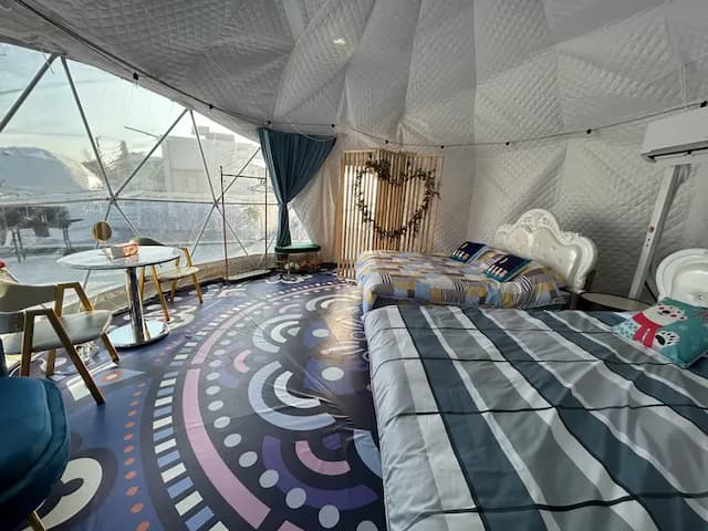 黃金藍海仙境｜2月全新開幕、免裝備、懶人露營-C區【免裝備】星空帳、雪屋4人帳丨3帳12人包區-1