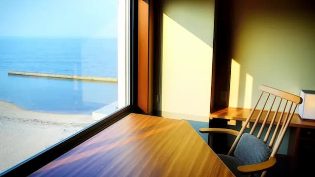 Western-style room, table by the window