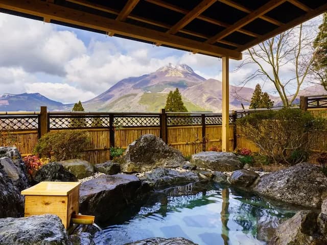 [Autumn leaves hermitage] Total cypress open-air bath