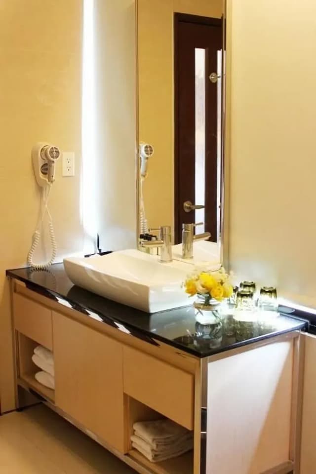 GOLDEN TULIP ZHONG XIN HOTEL TAICHUNG-Family room-Zao Yin Building(breakfast include)-3