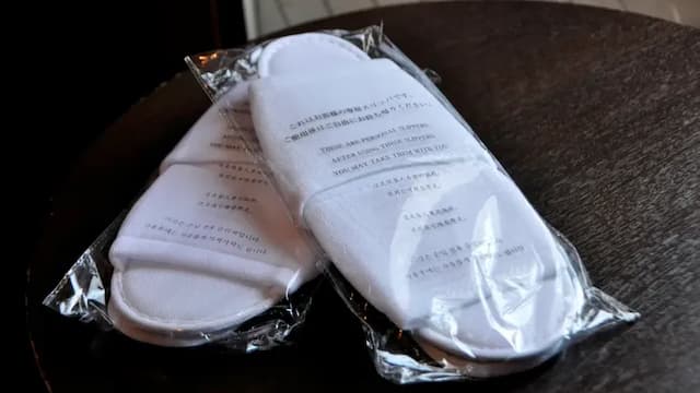 Paper slippers (Our slippers are paper slippers. They are disposable, so you can use them hygienically.)