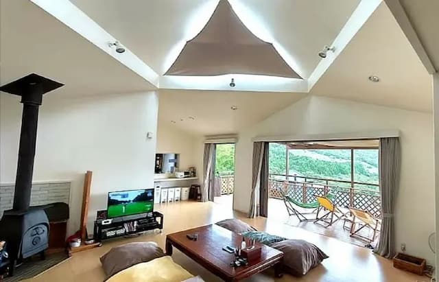 広いリビングでおくつろぎください。