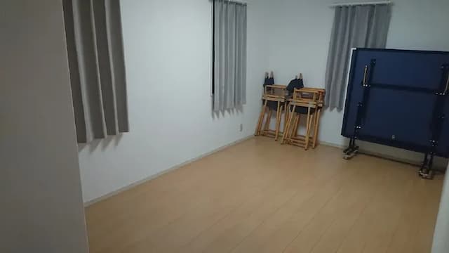 7.5畳の洋室です。卓球台を完備しております。