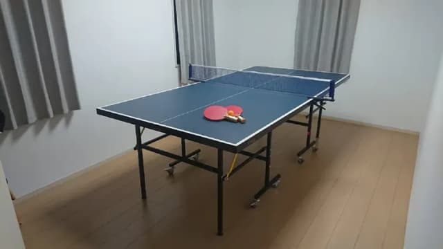 洋室に卓球台を設置。