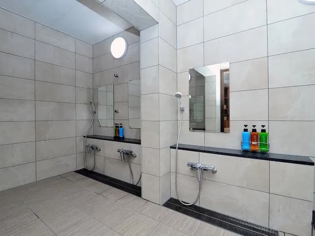 ・浴室洗い場、備え付けのアメニティもございます