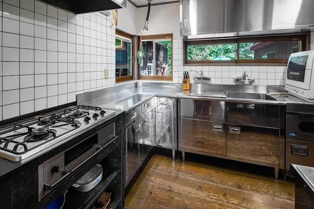 シャレーには、広いキッチンがございます。大勢で、ご家族で、お料理を楽しんでいただけます。   食洗器も設置しています。 基本的な調味料、食器類は揃っています。 食材のみご購入ください。