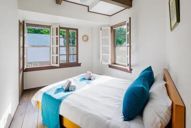 ツインベッド×2ルーム、ダブルベッド×1ルーム合わせて3寝室のお部屋があります。 ​ 最大6名様までのご利用が可能です。