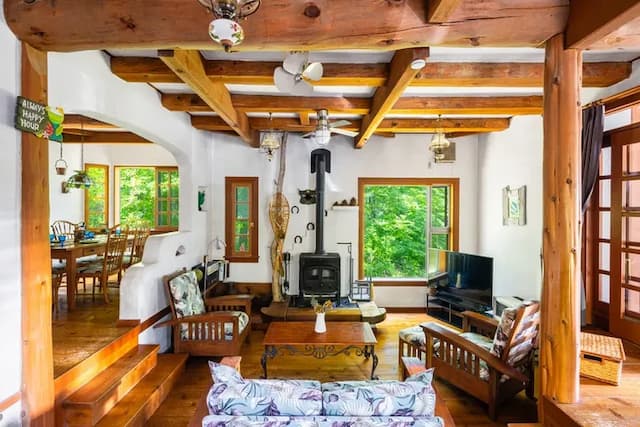 洋画のワンシーンのようなオールドスタイル。ホッとする空間。   アンティーク家具を中心とした落ち着いた雰囲気の中、美味しいコーヒーと共に大きな窓からの四季折々の眺めは最高です。