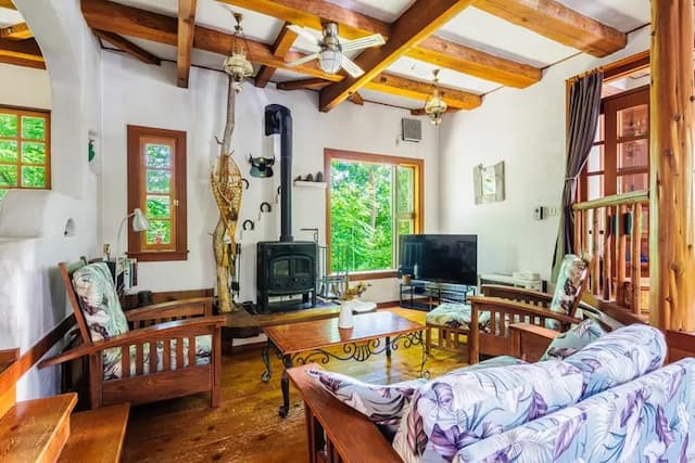 洋画のワンシーンのようなオールドスタイル。ホッとする空間。   アンティーク家具を中心とした落ち着いた雰囲気の中、美味しいコーヒーと共に大きな窓からの四季折々の眺めは最高です。