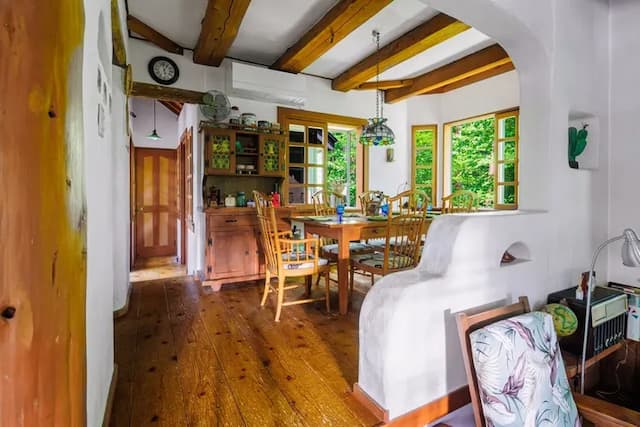 日々の喧騒からはなれ、大切な家族と友人との食事の時間は格別です。窓から差し込む自然光と、美味しいお料理と共に、心癒される大切な時間をお過ごしください。 記念日など思い出に残る時間を過ごしてみてはいかがでしょうか?