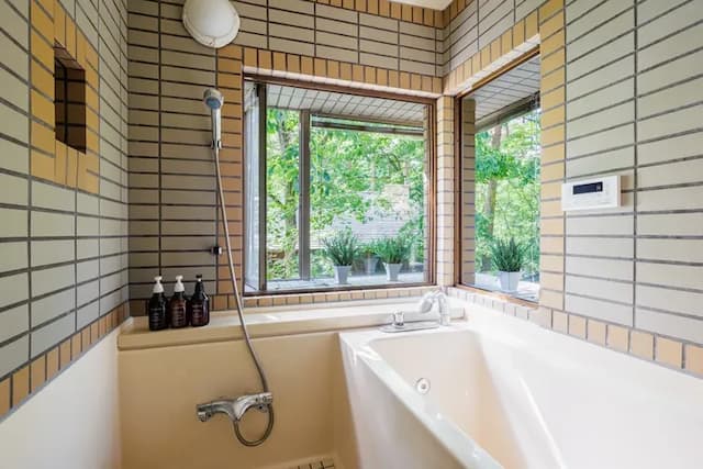 浴室は、2Fにございます。 夏場は出窓になっており、開放感いっぱいの入浴を楽しんで頂くことができます。 たまには、お気に入りの音楽でも聴きながら入ってみるのもいいですね。 そして白馬村には素晴らしい温泉施設もございます。ぜひそちらもお立ち寄りくださいませ。