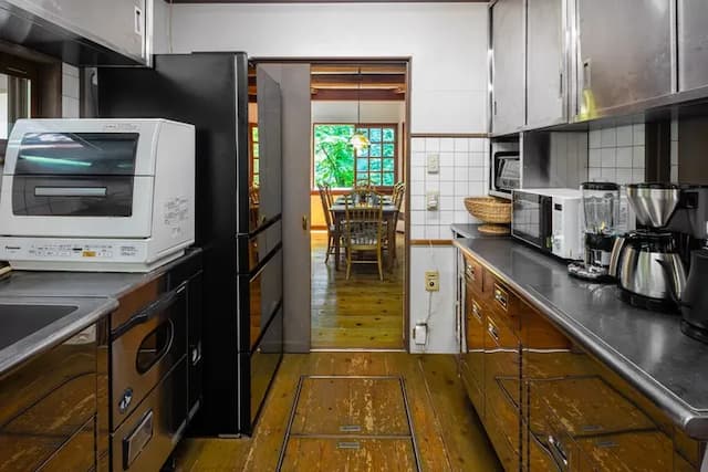 シャレーには、広いキッチンがございます。大勢で、ご家族で、お料理を楽しんでいただけます。   食洗器も設置しています。 基本的な調味料、食器類は揃っています。 食材のみご購入ください。