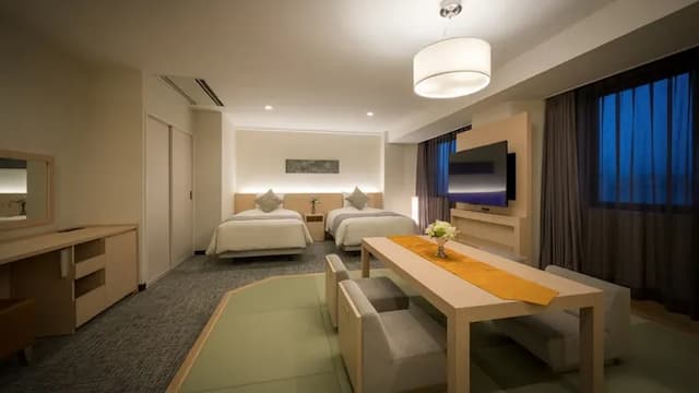 [Japanese-Western style room] A Western-style room and a Japanese-style special room with two 120 cm wide beds. Accommodates up to 4 people