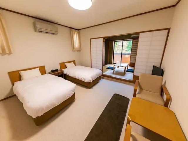 Japanese-Western style corner room where you can relax on a tatami mat in bed [Twin bed]