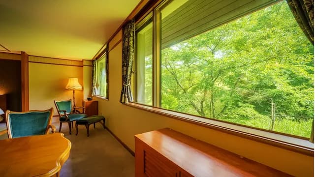 [Premium Room] Large window overlooking Mt. Iwate: You can enjoy the seasonal scenery of Mt. Iwate while relaxing in your room.