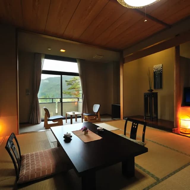 [Bettei Kaede] Japanese-style room / Honma 12.5 tatami mats + wide rim